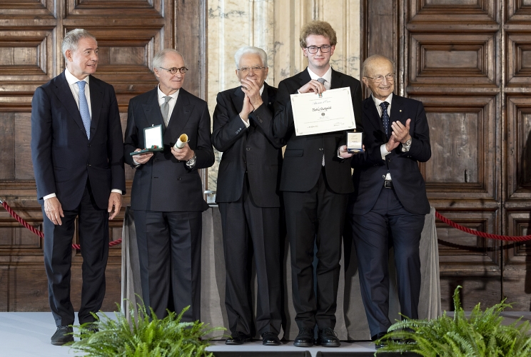 Il Presidente Sergio Mattarella con l'Alfiere del Lavoro Matteo Servergnini