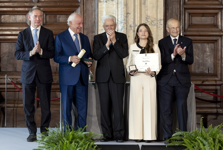 Il Presidente Sergio Mattarella con l'Alfiere del Lavoro Maria Di Mauro