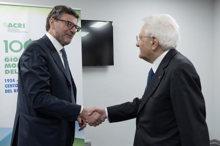 Il Presidente della Repubblica Sergio Mattarella saluta Giancarlo Giorgetti, Ministro dell’Economia e delle Finanze, in occasione dell'intervento alla cerimonia della 100^ Giornata Mondiale del Risparmio

