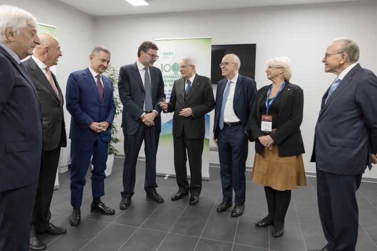 Il Presidente della Repubblica Sergio Mattarella con Giancarlo Giorgetti, Ministro dell’Economia e delle Finanze,Fabio Panetta, Governatore della Banca d’Italia,con Giovanni Azzone, Presidente di ACRI,con Dominique Goursolle-Nouhaud, Presidente di ESBG - European Savings and Retail Banking Group,con Isidro Fainé, Presidente di WSBI - Istituto mondiale delle casse di risparmio e del retail banking,e con Antonio Patuelli, Presidente di ABI  in occasione dell'intervento alla cerimonia della 100^ Giornata Mondiale del Risparmio
