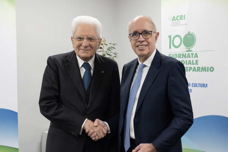 Il Presidente della Repubblica Sergio Mattarella con Giovanni Azzone, Presidente di ACRI, in occasione dell'intervento alla cerimonia della 100^ Giornata Mondiale del Risparmio
