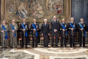 Il Presidente Sergio Mattarella e Guido Crosetto, Ministro della difesa e Cancelliere dell’Ordine Militare d’Italia, con il nuovi decorati dell'OMI