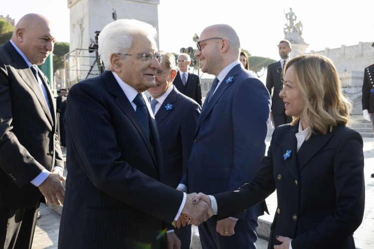 Il Presidente della Repubblica Sergio Mattarella saluta Giorgia Meloni,Presidente del Consiglio dei Ministri,in occasione della deposizione di una corona d’alloro sulla Tomba del Milite Ignoto nella ricorrenza della Giornata dell'Unità Nazionale e delle Forze Armate
