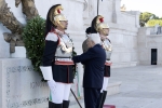 Mattarella depone una corona d’alloro sulla Tomba del Milite Ignoto all’Altare della Patria
