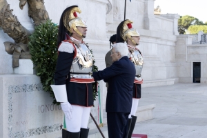 Mattarella depone una corona d’alloro sulla Tomba del Milite Ignoto all’Altare della Patria