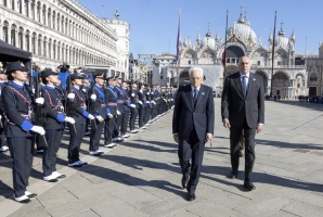 Il Presidente della Repubblica Sergio Mattarella con il Ministro della Difesa Guido Crosetto in occasione della celebrazione della "Giornata dell'Unità Nazionale e delle Forze Armate" in Piazza San Marco