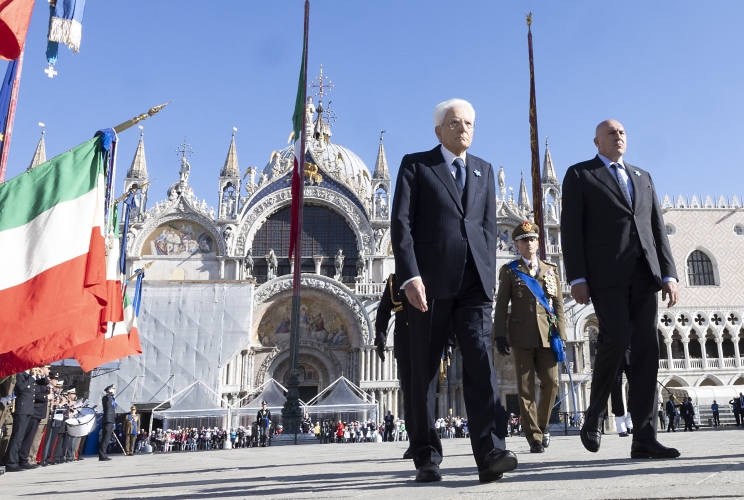 Il Presidente della Repubblica Sergio Mattarella con il Ministro della Difesa Guido Crosetto in occasione della celebrazione della "Giornata dell'Unità Nazionale e delle Forze Armate" in Piazza San Marco