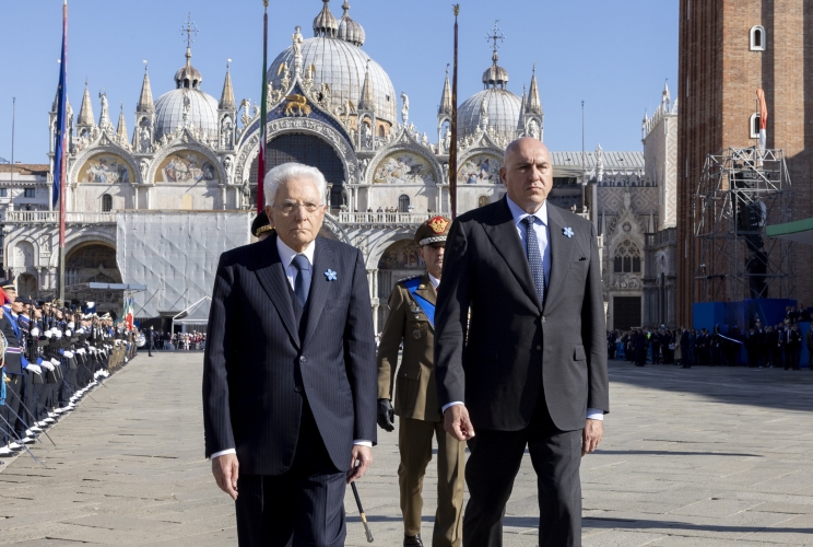 Il Presidente della Repubblica Sergio Mattarella con il Ministro della Difesa Guido Crosetto in occasione della celebrazione della "Giornata dell'Unità Nazionale e delle Forze Armate" in Piazza San Marco