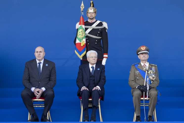 Il Presidente della Repubblica Sergio Mattarella con il Ministro della Difesa Guido Crosetto e il Capo di Stato Maggiore della Difesa Gen. Luciano Portolano, in occasione della celebrazione della "Giornata dell'Unità Nazionale e delle Forze Armate" in Piazza San Marco