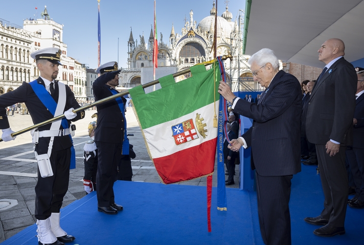 Il Presidente della Repubblica Sergio Mattarella coaudiovato dal Ministro della Difesa Guido Crosetto consegna decorazioni OMI a 6 Bandiere, in occasione della celebrazione della "Giornata dell'Unità Nazionale e delle Forze Armate" in Piazza San Marco