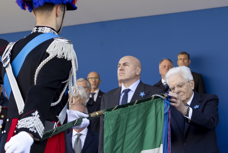 Il Presidente della Repubblica Sergio Mattarella coaudiovato dal Ministro della Difesa Guido Crosetto consegna decorazioni OMI a 6 Bandiere, in occasione della celebrazione della "Giornata dell'Unità Nazionale e delle Forze Armate" in Piazza San Marco