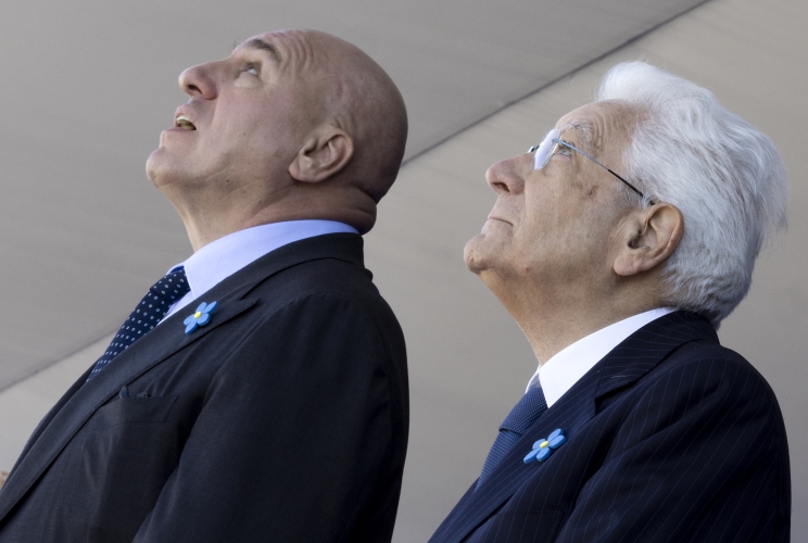 Il Presidente della Repubblica Sergio Mattarella e il Ministro della Difesa Guido Crosetto osservano una esibizione di alcuni paracadutisti, in occasione della celebrazione della "Giornata dell'Unità Nazionale e delle Forze Armate" in Piazza San Marco