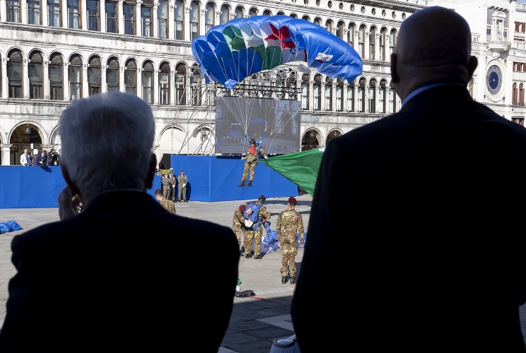 Il Presidente della Repubblica Sergio Mattarella e il Ministro della Difesa Guido Crosetto osservano una esibizione di alcuni paracadutisti, in occasione della celebrazione della "Giornata dell'Unità Nazionale e delle Forze Armate" in Piazza San Marco
