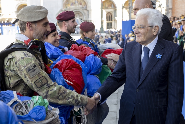 Il Presidente della Repubblica Sergio Mattarella saluta alcuni paracadutisti al termine della loro esibizione, in occasione della celebrazione della "Giornata dell'Unità Nazionale e delle Forze Armate" in Piazza an Marco