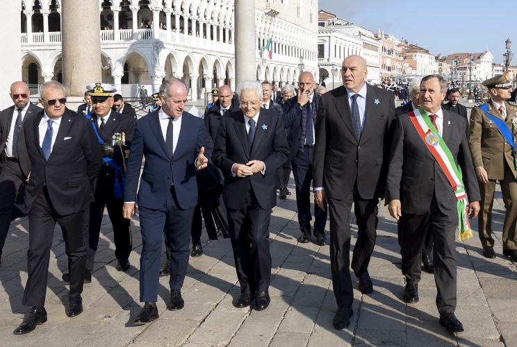 Il Presidente della Repubblica Sergio Mattarella e il Ministro della Difesa Guido Crosetto accompagnati da Luca Zaia, Presidente della Regione Veneto e Luigi Brugnaro, Sindaco di Venezia, lasciano la città al termine della celebrazione della "Giornata dell'Unità Nazionale e delle Forze Armate" in Piazza San Marco