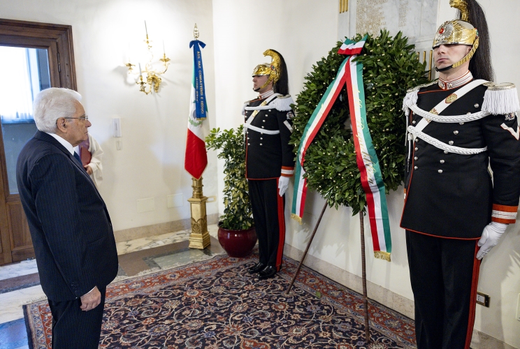 Il Presidente Sergio Mattarella depone una corona d'alloro sulla lapide dei Caduti del Quirinale nella ricorrenza del Giorno dell'Unità Nazionale e Giornata delle Forze Armate