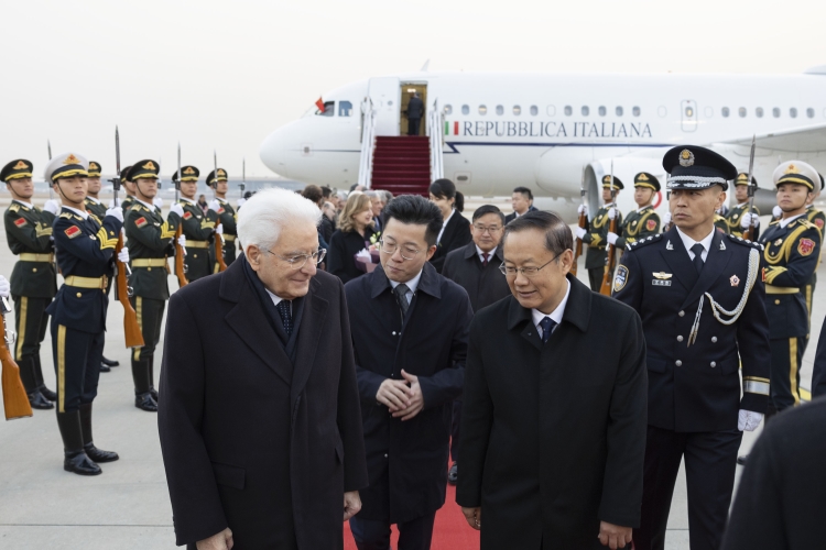 Il Presidente della Repubblica Sergio Mattarella all’aeroporto di Pechino, in occasione della visita di Stato  