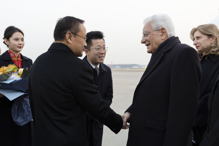 Il Presidente della Repubblica Sergio Mattarella e la Signora Laura all’aeroporto di Pechino, in occasione della visita di Stato  
