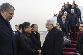 Il Presidente della Repubblica Sergio Mattarella e la Signora Laura all’aeroporto di Pechino, in occasione della visita di Stato  
