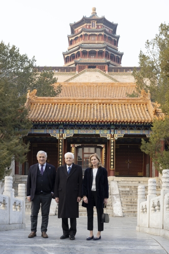 Il Presidente della Repubblica Sergio Mattarella con la Sig.ra Laura e il Vice Presidente del Consiglio dei Ministri e Ministro degli Esteri e della Cooperazione Internazionale, Antonio Tajani al sito Unesco del Palazzo d'Estate di Pechino  
