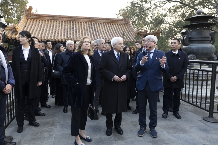 Il Presidente della Repubblica Sergio Mattarella con la Sig.ra Laura e il Vice Presidente del Consiglio dei Ministri e Ministro degli Esteri e della Cooperazione Internazionale, Antonio Tajani al sito Unesco del Palazzo d'Estate di Pechino  
