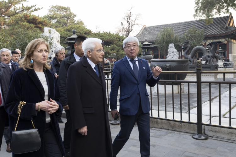 Il Presidente della Repubblica Sergio Mattarella con la Sig.ra Laura al sito Unesco del Palazzo d'Estate di Pechino  
