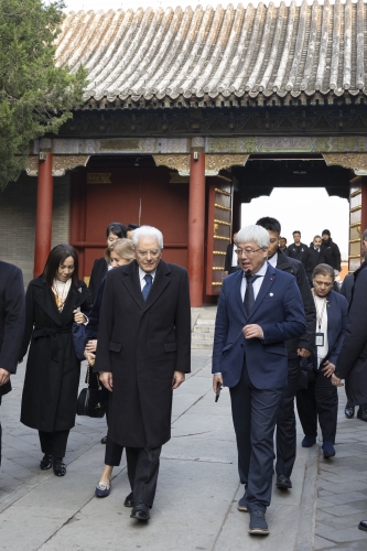 Il Presidente della Repubblica Sergio Mattarella con la Sig.ra Laura al sito Unesco del Palazzo d'Estate di Pechino  

