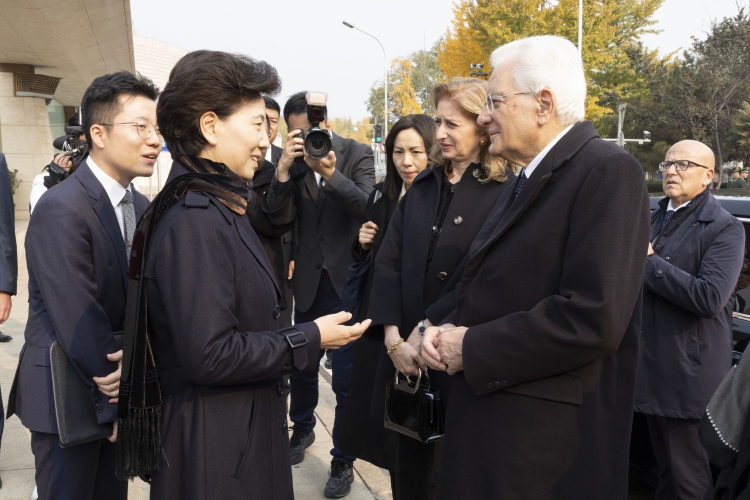 Il Presidente della Repubblica, Sergio Mattarella, e la Sig.ra Laura al World Art Museum di Pechino, accolti da Shen Yiqin, Consigliera di Stato

