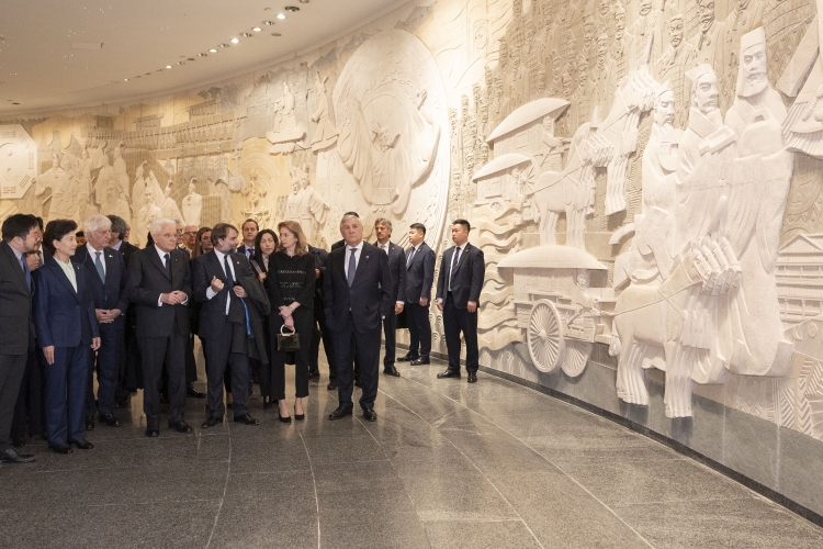 Il Presidente della Repubblica, Sergio Mattarella, e la Sig.ra Laura, con il Vice Presidente del Consiglio dei Ministri e Ministro degli Esteri e della Cooperazione Internazionale, Antonio Tajani, al World Art Museum di Pechino