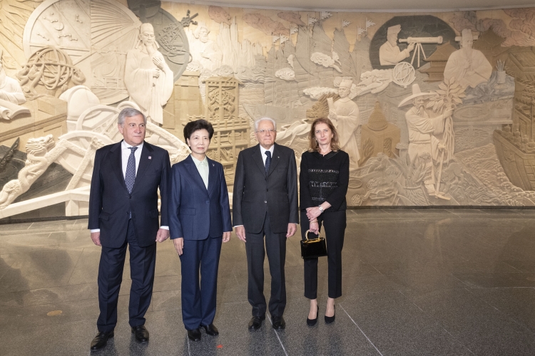 Il Presidente della Repubblica, Sergio Mattarella, e la Sig.ra Laura, con il Vice Presidente del Consiglio dei Ministri e Ministro degli Esteri e della Cooperazione Internazionale, Antonio Tajani, e con Shen Yiqin, Consigliera di Stato, al World Art Museum di Pechino, in occasione della mostra “Viaggio di conoscenze. Il Milione di Marco Polo e la sua eredità fra Oriente e Occidente”
