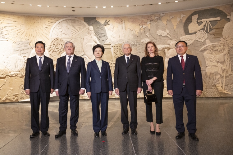 Il Presidente della Repubblica, Sergio Mattarella, e la Sig.ra Laura, con il Vice Presidente del Consiglio dei Ministri e Ministro degli Esteri e della Cooperazione Internazionale, Antonio Tajani, e con Shen Yiqin, Consigliera di Stato, al World Art Museum di Pechino, in occasione della mostra “Viaggio di conoscenze. Il Milione di Marco Polo e la sua eredità fra Oriente e Occidente”