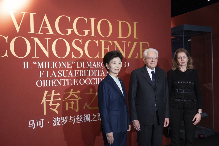 Il Presidente della Repubblica, Sergio Mattarella, e la Sig.ra Laura, con Shen Yiqin, Consigliera di Stato, al World Art Museum di Pechino, in occasione della mostra “Viaggio di conoscenze. Il Milione di Marco Polo e la sua eredità fra Oriente e Occidente”
