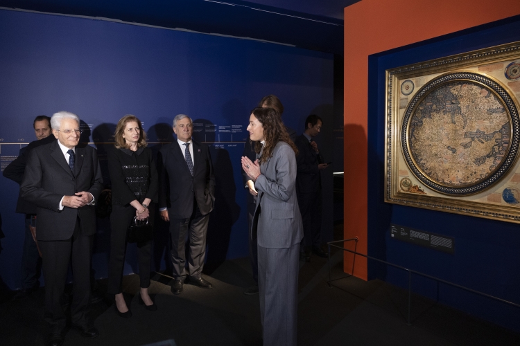 Il Presidente della Repubblica, Sergio Mattarella, e la Sig.ra Laura, con il Vice Presidente del Consiglio dei Ministri e Ministro degli Esteri e della Cooperazione Internazionale, Antonio Tajani, al World Art Museum di Pechino, in occasione della mostra “Viaggio di conoscenze. Il Milione di Marco Polo e la sua eredità fra Oriente e Occidente”
