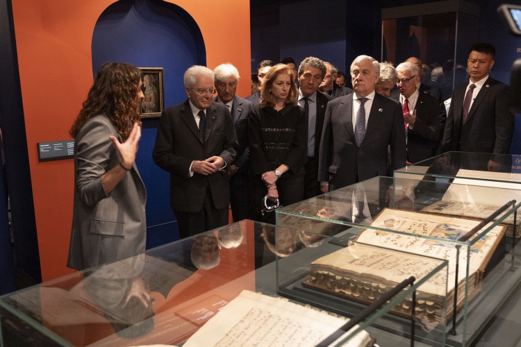 Il Presidente della Repubblica, Sergio Mattarella, e la Sig.ra Laura, con il Vice Presidente del Consiglio dei Ministri e Ministro degli Esteri e della Cooperazione Internazionale, Antonio Tajani, al World Art Museum di Pechino, in occasione della mostra “Viaggio di conoscenze. Il Milione di Marco Polo e la sua eredità fra Oriente e Occidente”