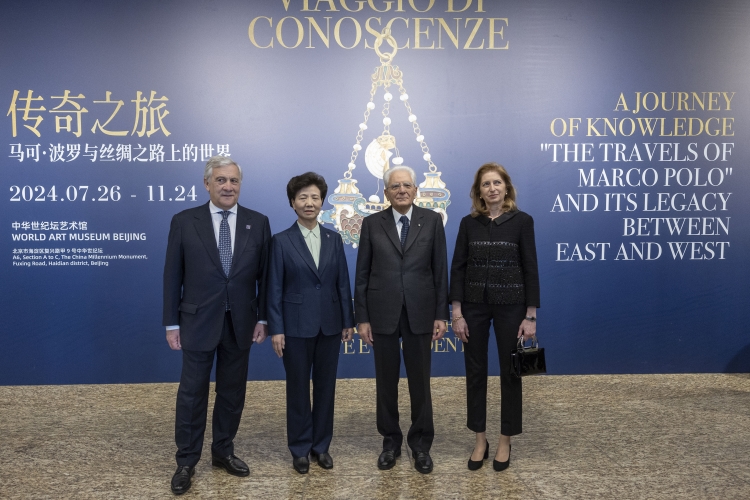 Il Presidente della Repubblica Sergio Mattarella e la Sig.ra Laura con il Vice Presidente del Consiglio dei Ministri e Ministro degli Esteri e della Cooperazione Internazionale, Antonio Tajani, al World Art Museum di Pechino, in occasione della mostra “Viaggio di conoscenze. Il Milione di Marco Polo e la sua eredità fra Oriente e Occidente”