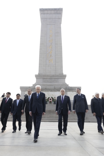Il Presidente della Repubblica, Sergio Mattarella depone una corona al Monumento degli Eroi del Popolo
