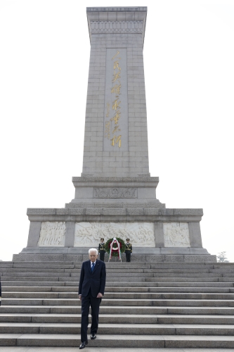 Il Presidente della Repubblica, Sergio Mattarella depone una corona al Monumento degli Eroi del Popolo
