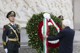 Il Presidente della Repubblica, Sergio Mattarella depone una corona al Monumento degli Eroi del Popolo
