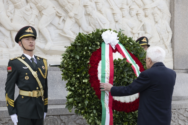 Il Presidente della Repubblica, Sergio Mattarella depone una corona al Monumento degli Eroi del Popolo
