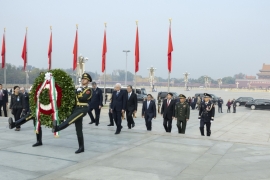 Il Presidente della Repubblica, Sergio Mattarella depone una corona al Monumento degli Eroi del Popolo
