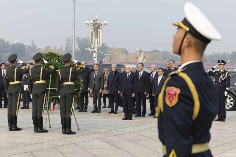 Il Presidente della Repubblica, Sergio Mattarella depone una corona al Monumento degli Eroi del Popolo
