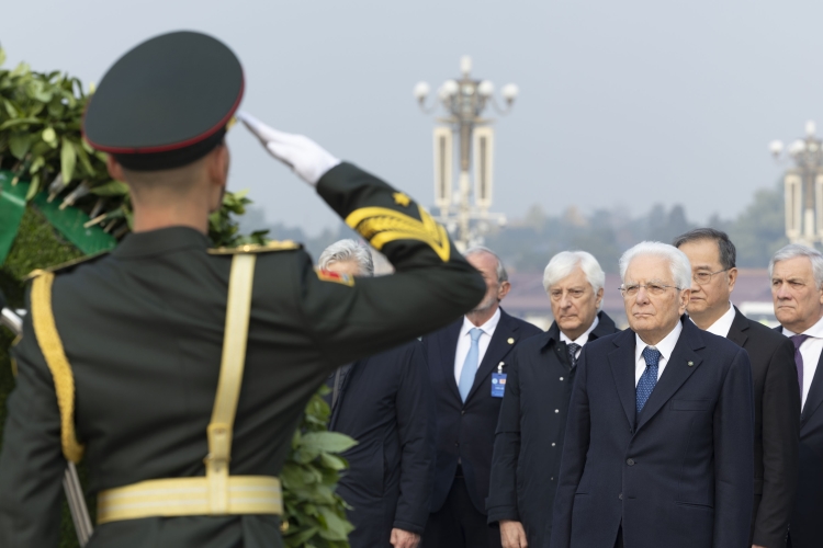 Il Presidente della Repubblica, Sergio Mattarella depone una corona al Monumento degli Eroi del Popolo
