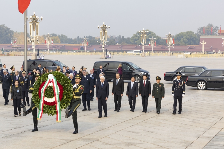 Il Presidente della Repubblica, Sergio Mattarella depone una corona al Monumento degli Eroi del Popolo
