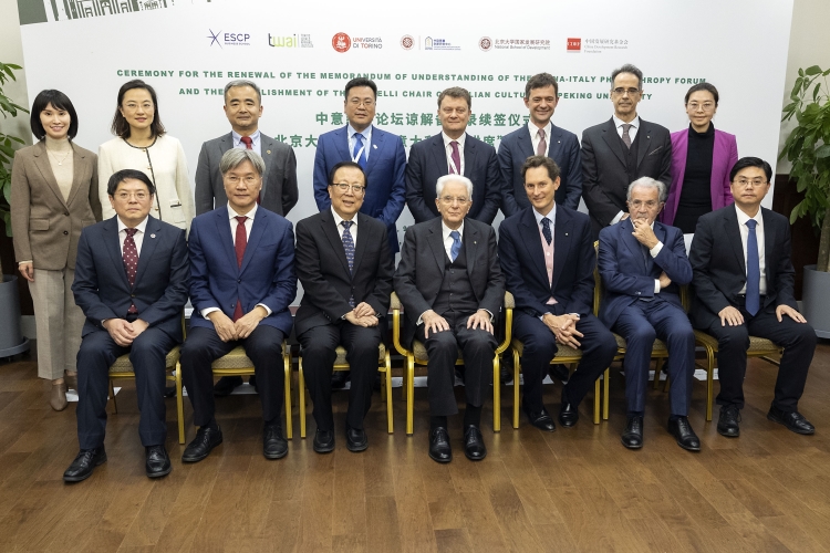 Il Presidente della Repubblica, Sergio Mattarella al padiglione Zhibeiziyuan dell’Università Beida di Pechino,visita la sede del segretariato del Forum Filantropico Italia – Cina
