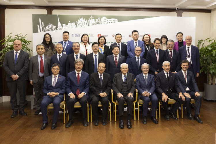 Il Presidente della Repubblica, Sergio Mattarella al padiglione Zhibeiziyuan dell’Università Beida di Pechino,visita la sede del segretariato del Forum Filantropico Italia – Cina

