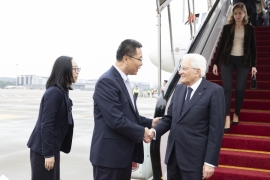 Il Presidente della Repubblica Sergio Mattarella e la Sig.ra Laura all’aeroporto di Hangzhou, in occasione della visita di Stato nella Repubblica Popolare Cinese  