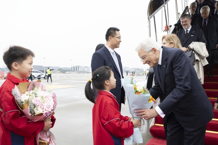 Il Presidente della Repubblica Sergio Mattarella e la Sig.ra Laura all’aeroporto di Hangzhou, in occasione della visita di Stato  
nella Repubblica Popolare Cinese  