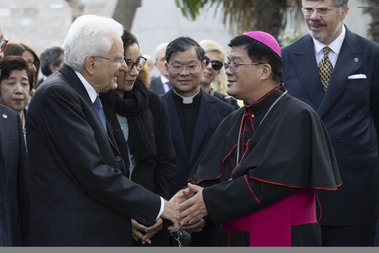 Il Presidente della Repubblica Sergio Mattarella al cimitero dei missionari cattolici, rende omaggio alla tomba del gesuita Prospero Intorcetta 
