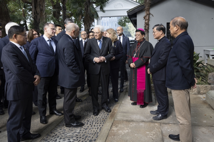 Il Presidente della Repubblica Sergio Mattarella al cimitero dei missionari cattolici, rende omaggio alla tomba del gesuita Prospero Intorcetta 
