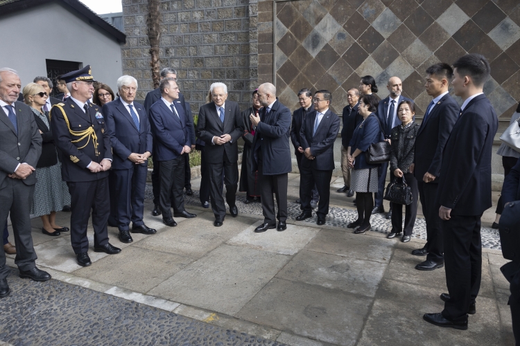 Il Presidente della Repubblica Sergio Mattarella al cimitero dei missionari cattolici, rende omaggio alla tomba del gesuita Prospero Intorcetta 
